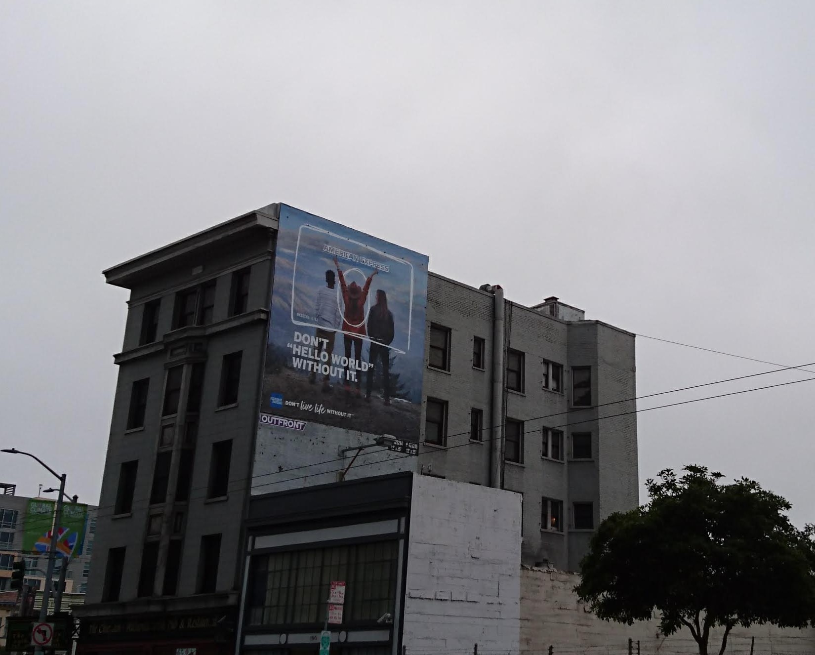 Outdoor da American Express citando 'Não dê Hello World sem isso'