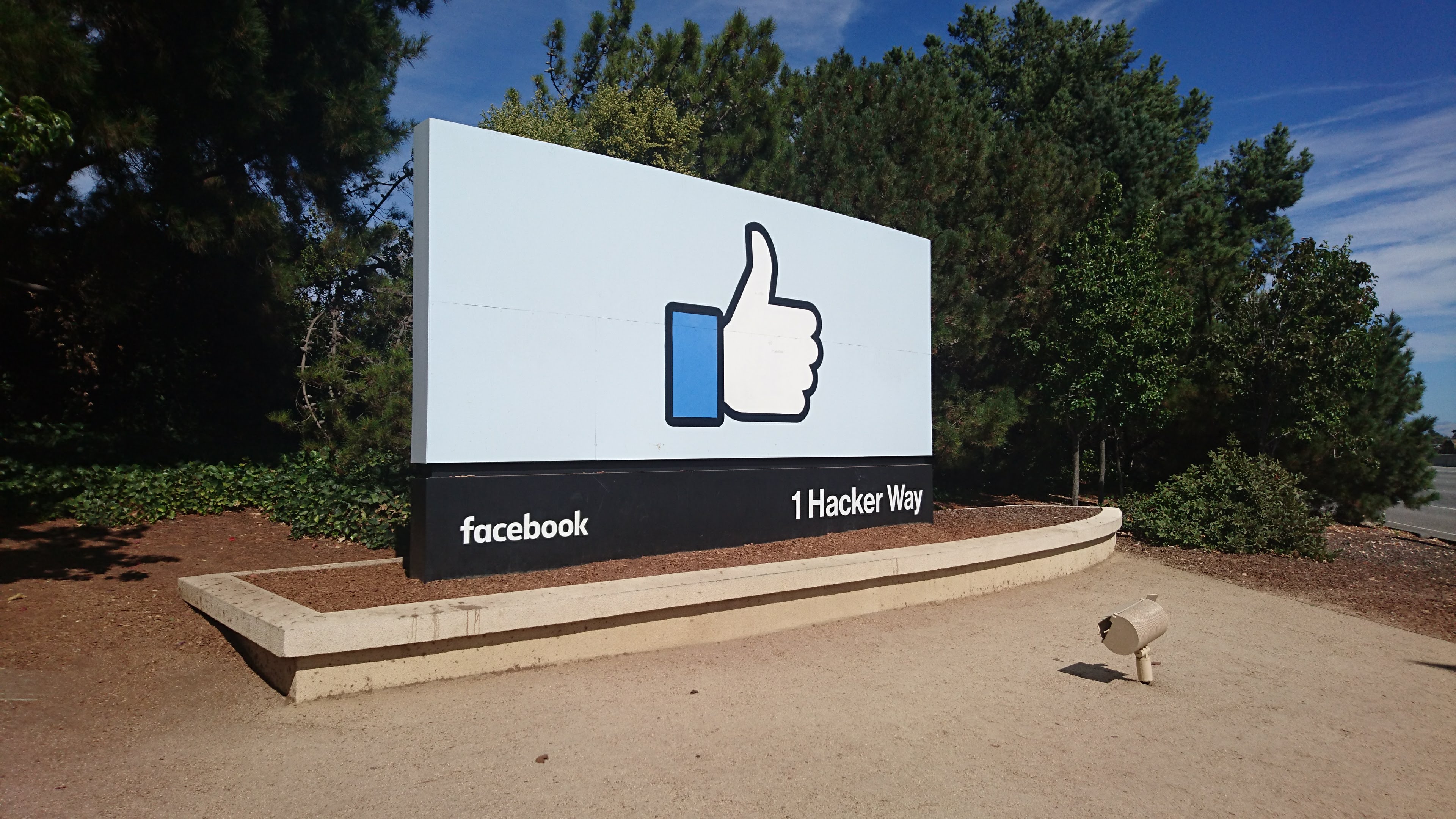 Placa da sede do Facebook